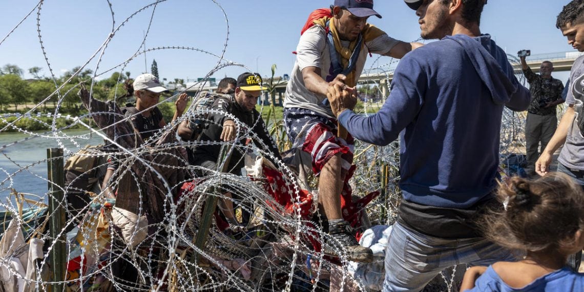 US-Mexico razor wire issue continues to cause concerns (Credits: CBS News)