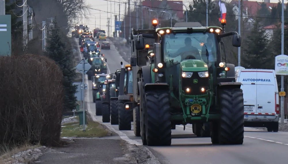 Czech farmers bring out their tractors in protest against the EU restrictions (Credits: UNN.UA)