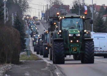 Czech farmers bring out their tractors in protest against the EU restrictions (Credits: UNN.UA)