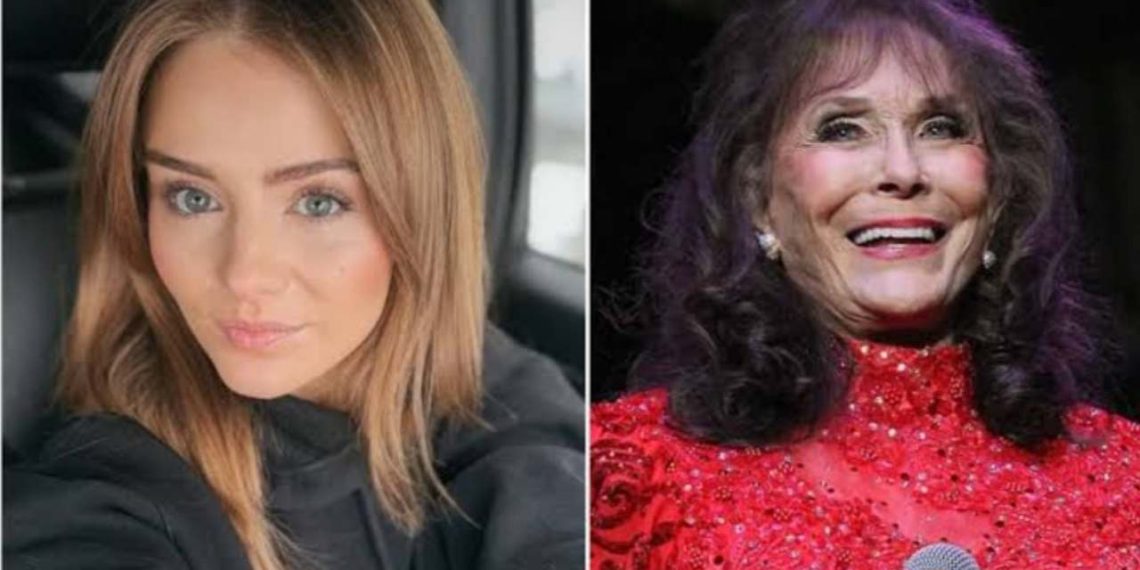 Loretta Lynn and her granddaughter, Emmy Russell (Credit: Country Now)