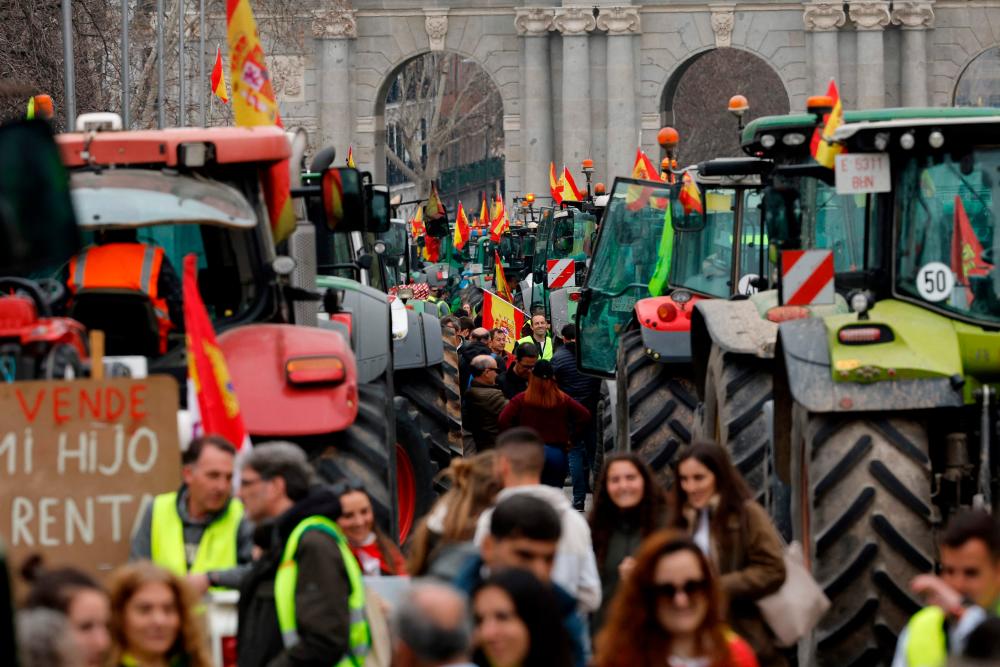 Farmers across Europe protest against excessive bureaucracy (Credits: The Sun)