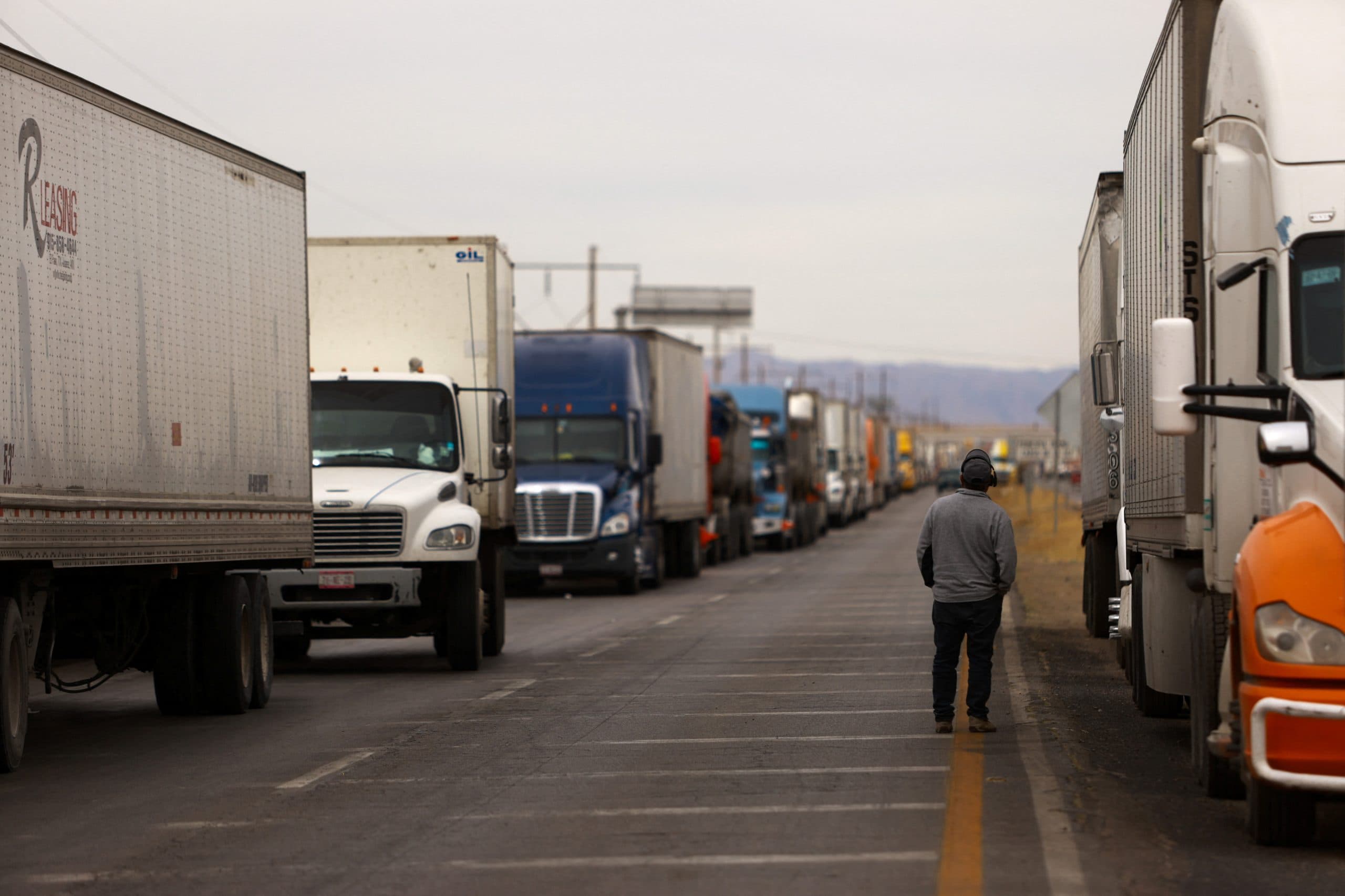 Increasing lawlessness brings Mexican truck drivers on key highways to protest (Credits: Reuters)