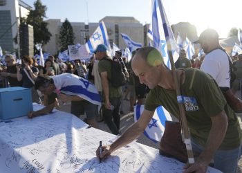 Israeli reservists take on the duty of delivering military notifications (Credits: The Times of Israel)