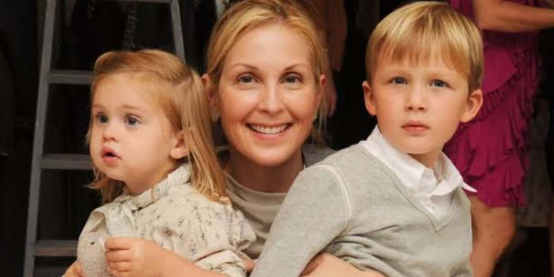 Kelly Rutherford with her two kids (Credit: Irish Mirror)