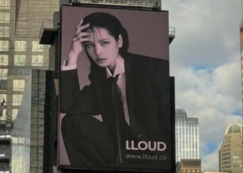 Lisa's collaboration with LLOUD is making fans crazy with her bold banners (Credit: YouTube)