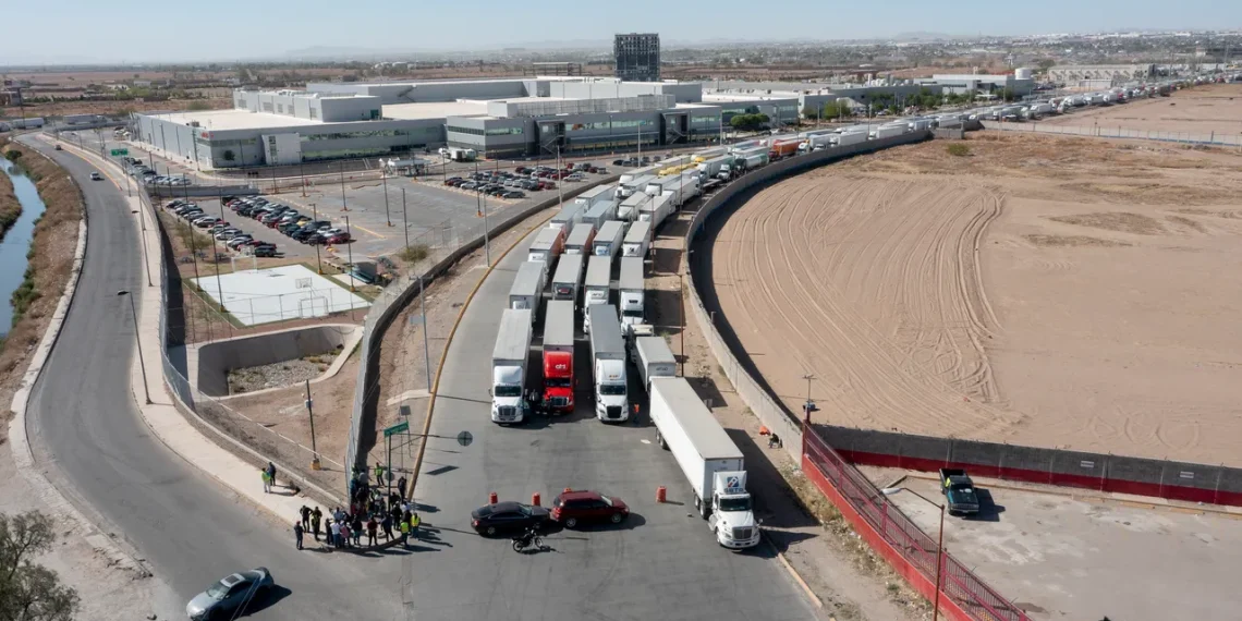 Mexican truck drivers protest against the increasing crimes and robberies (Credits: AZCentral)