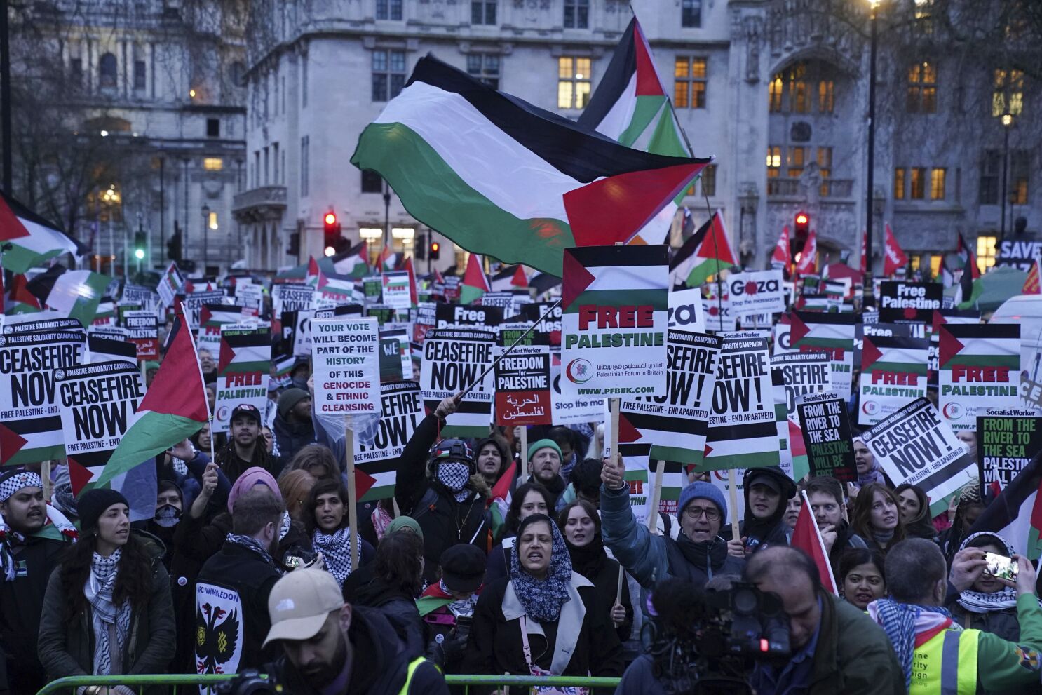 Parliament erupts as lawmakers clash over Gaza ceasefire vote (Credits: AP News)