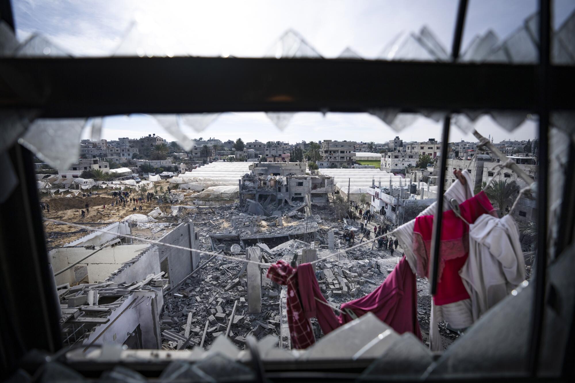 String of bombings in Rafah leave the Palestinians with nowhere to escape (Credits: LA Times)