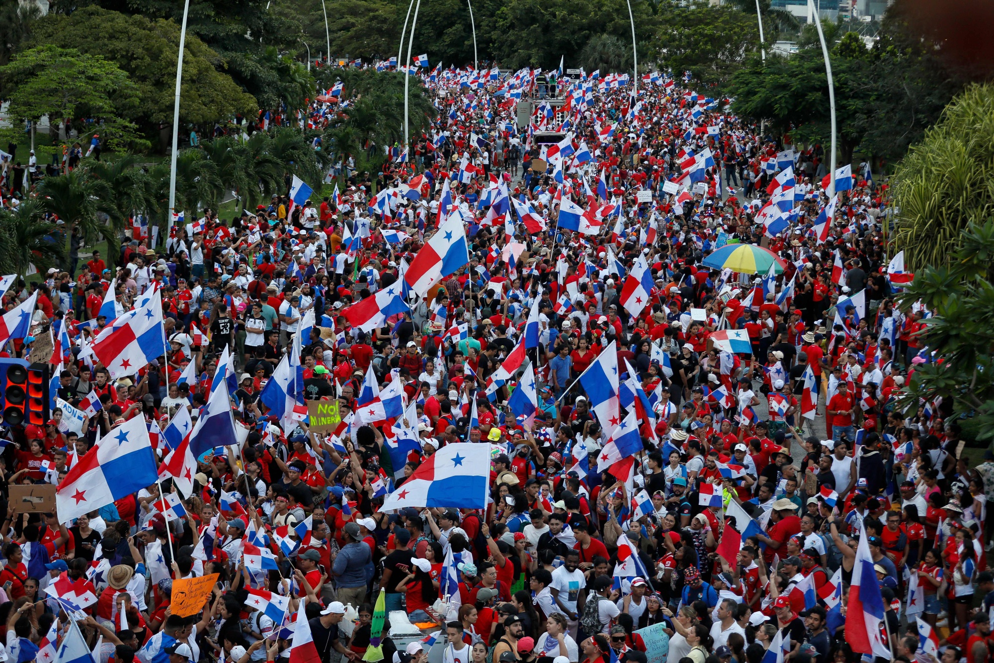 Tens of thousands oppose controversial mining deal in Panama (Credits: Bloomberg)