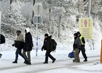 Thousands of migrants await crossing the Finland-Russia border (Credits: SBS)