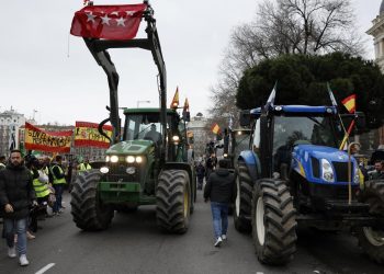 Tractor convoys disrupt traffic, leading to clashes with riot police (Credits: France 24)