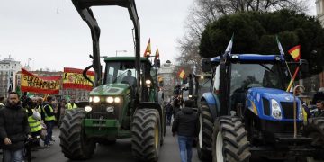 Tractor convoys disrupt traffic, leading to clashes with riot police (Credits: France 24)