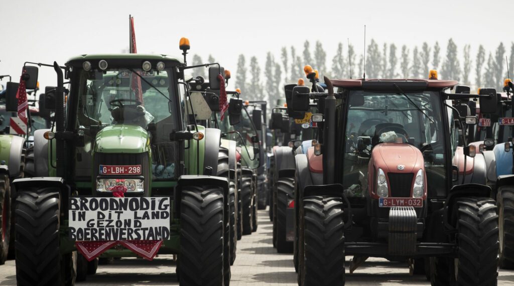 Tractors head toward Antwerp port as farmer's protest takes place in full swing (Credits: The Brussels Times)