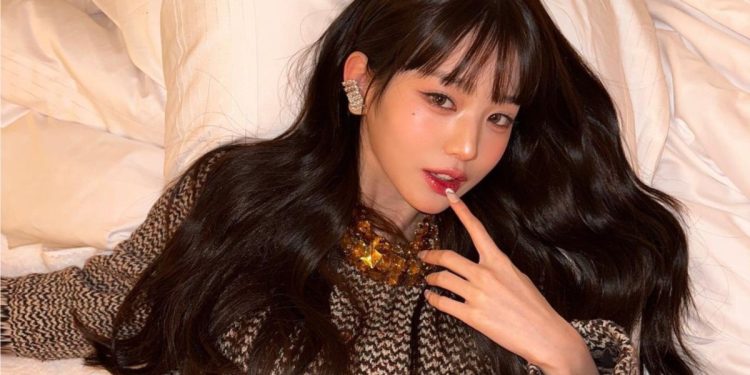 Fan shares video of Jang Wonyoung unknowingly repeating negative phrase (Credits: Otakukart)