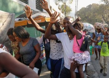 People fleeing their respective homes during the conflict between police and gang member at the Portail neighborhood (Credit: CNN)