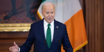 Event showcases bipartisan humor with jabs at Trump and Biden (Credits: Breaking News)