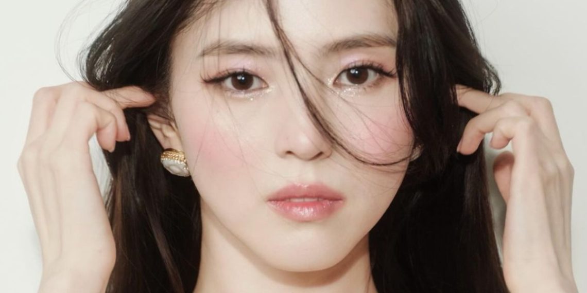 Han So-hee blessed fans with new photoshoot images on SNS (Credits: @xeesoxee/Instagram)