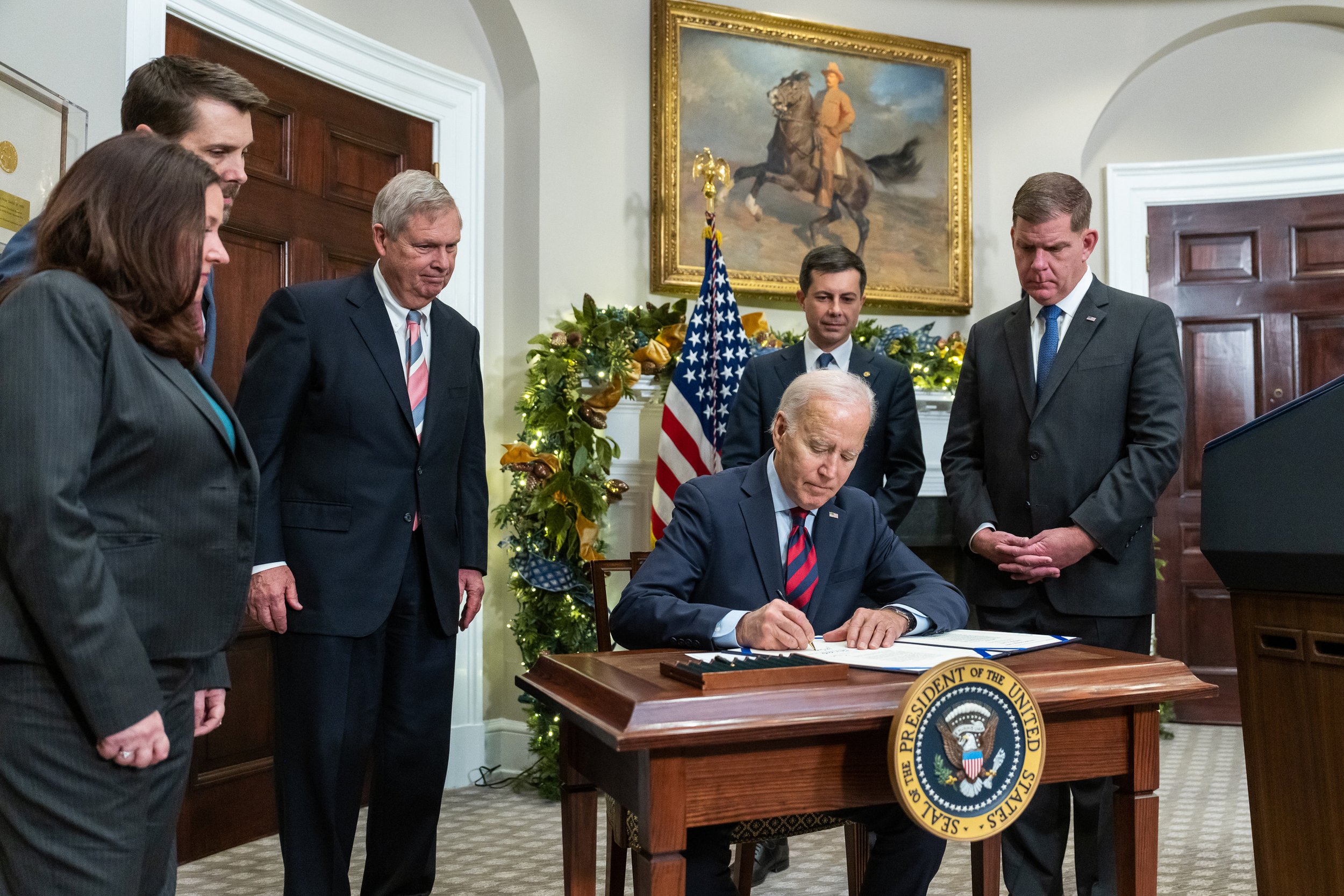 Republican lawmakers aim to repeal Biden's contractor regulation (Credits: 9DashLine)