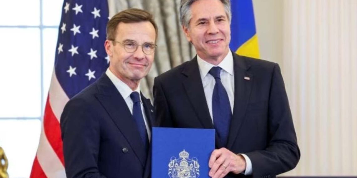 Antony Blinken accepting Sweden's instruments of accessions from it's PM for NATO entry (Credit: Reuters)