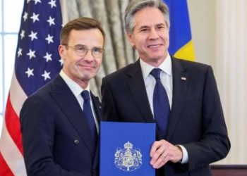 Antony Blinken accepting Sweden's instruments of accessions from it's PM for NATO entry (Credit: Reuters)