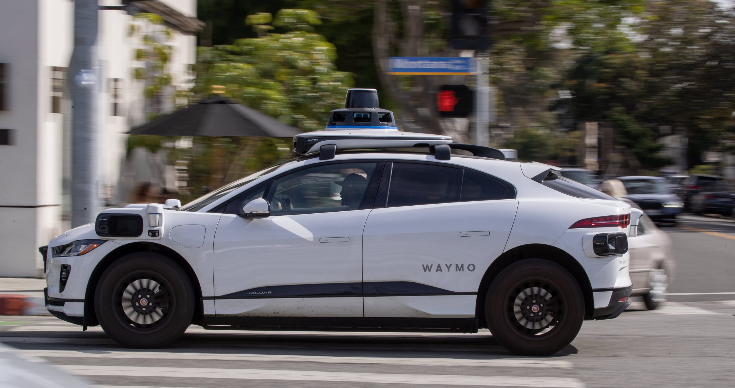 Waymo gains approval to expand driverless robotaxi services (Credits: CNBC)