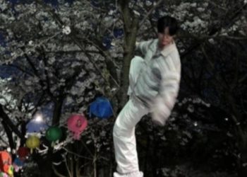 Actor Choi Sung-Joo was criticized for climbing cherry blossom tree.