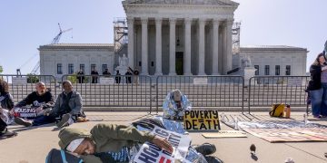 Conservative justices question whether homelessness constitutes a punishable status (Credits: AP Photo)