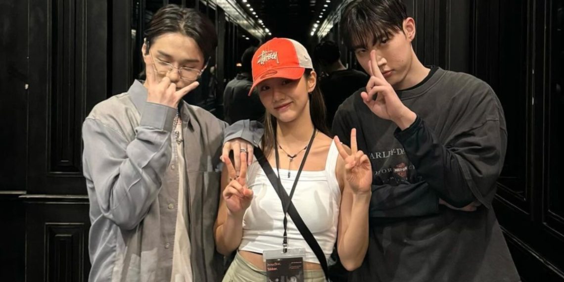 Hyeri shows off her close friendship with Dean and Tabber at their concert.