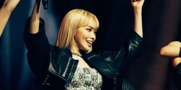 LE SSERAFIM's Kim Chae-Won praised for performance but criticized for unstable vocals at Coachella.