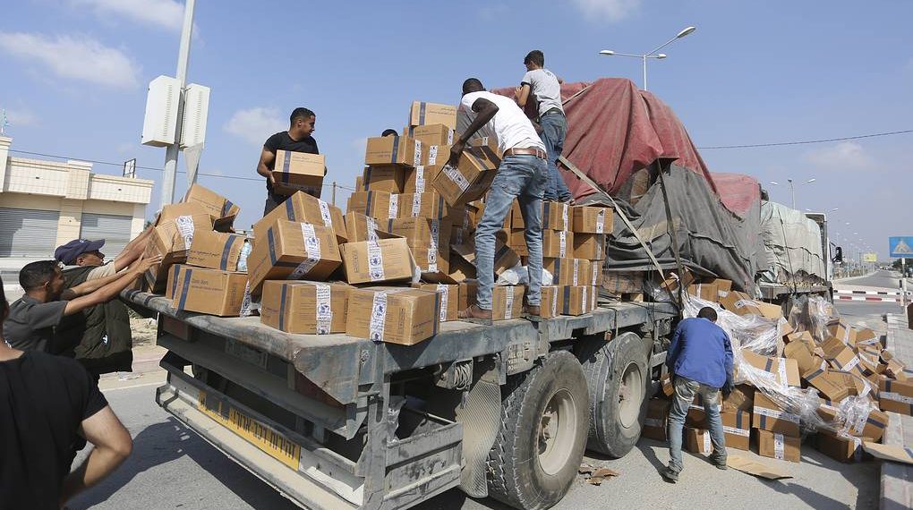 Logistical challenges hinder efficient aid delivery into Gaza (Credits: AP Photo)