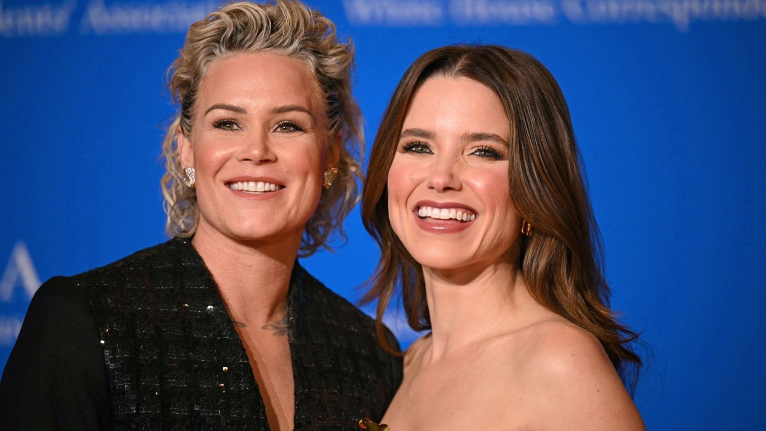 Sophia Bush And Ashlyn Harris Finally Make Their Red Carpet Debut En El Ajo