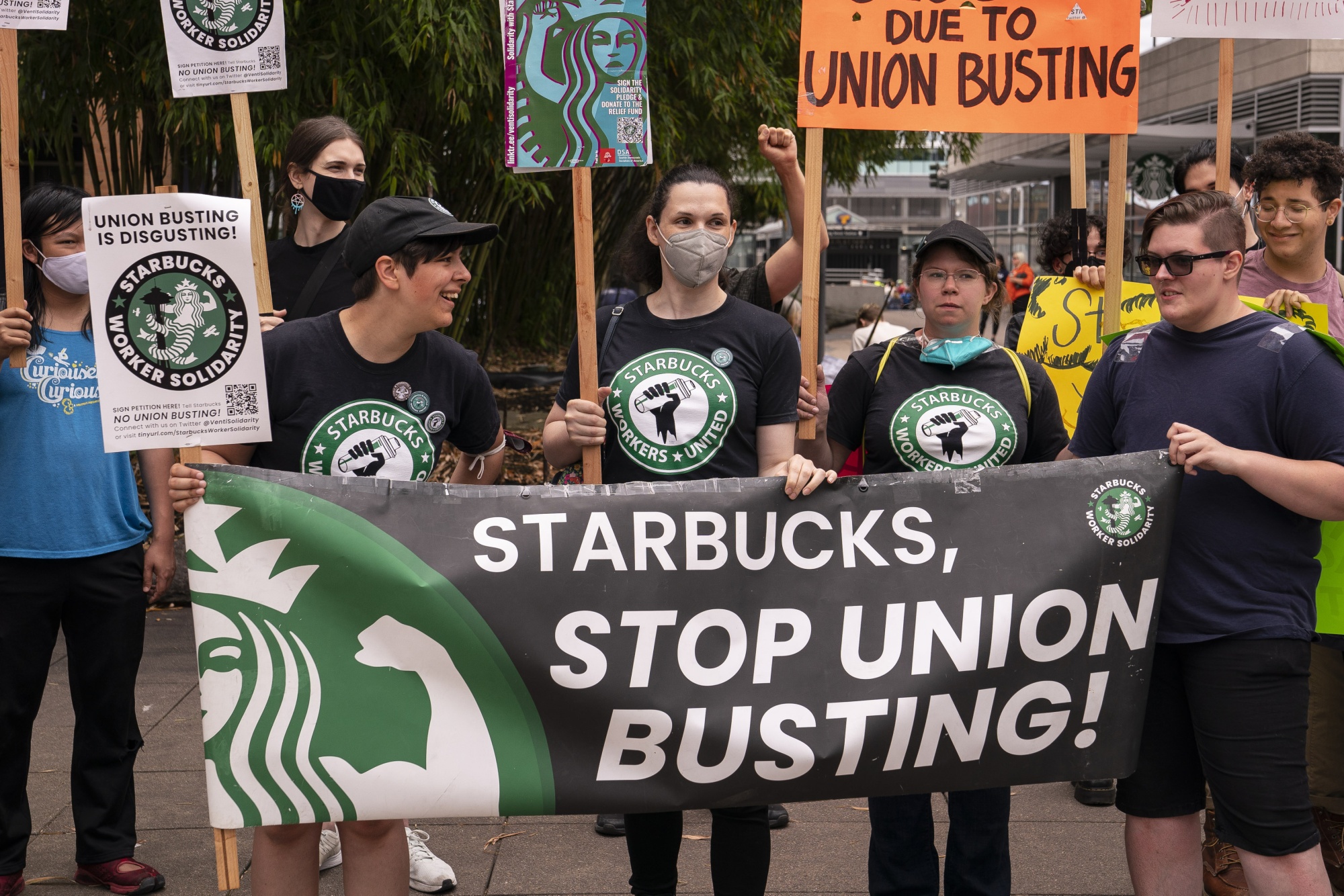Starbucks challenges judicial order to rehire fired employees (Credits: Bloomberg)