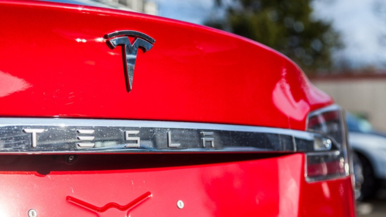 Stock decline prompts scrutiny of Tesla's vehicle safety standards (Credits: Trak)