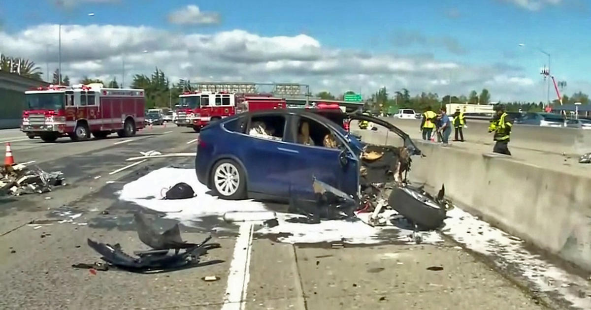 Tesla settles lawsuit over fatal 2018 crash (Credits: CBS News)