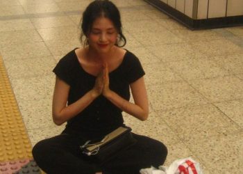 Han So Hee surprises fans with her photo of sitting on Subway's floor.