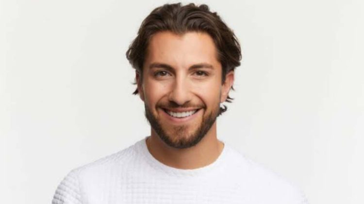 Jason Tartick's relationship details (Credit: YouTube)