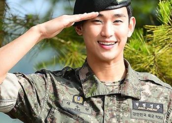 Kim Soo-hyun shares updates on reserve army training with fans on Bubble.