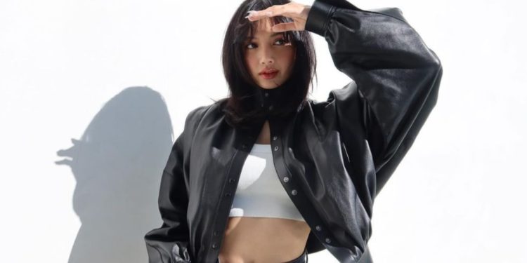 Lisa confidently showcases her relationship with Frédéric Arnault, the CEO of TAG Heuer.