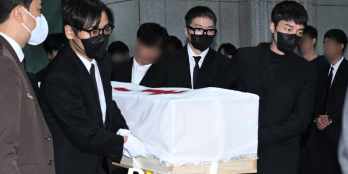 Park Bo Ram's fellow singer friends bids her farewell carrying her coffin in devasting tears.