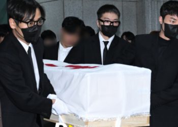 Park Bo Ram's fellow singer friends bids her farewell carrying her coffin in devasting tears.