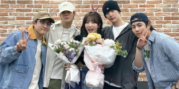 ASTRO members, including Cha Eun-woo, extend support to Moon Sua at Billlie's fan concert.
