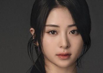 Debate over Yunjin's singing style versus LE SSERAFIM's musical direction