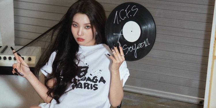 (G)I-DLE fans express frustration over the group's communication service, highlighting minimal interaction from members.