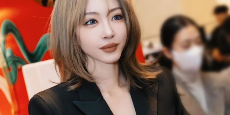 Image of Han Ye-seul with a gavel symbolizing court ruling.