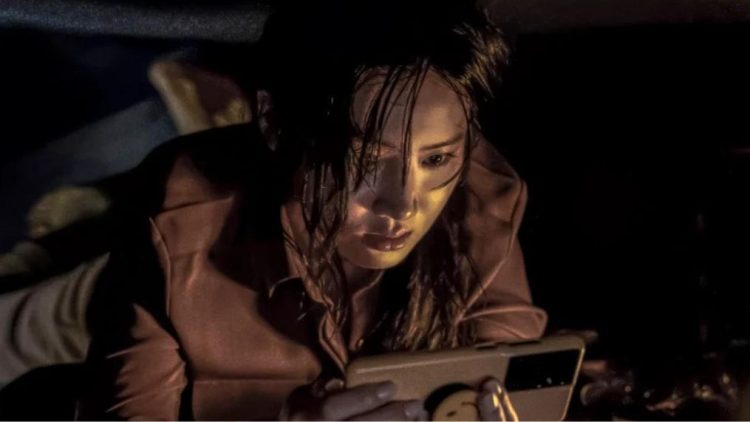 Han Yoo Na must earn ransom money through a live broadcast