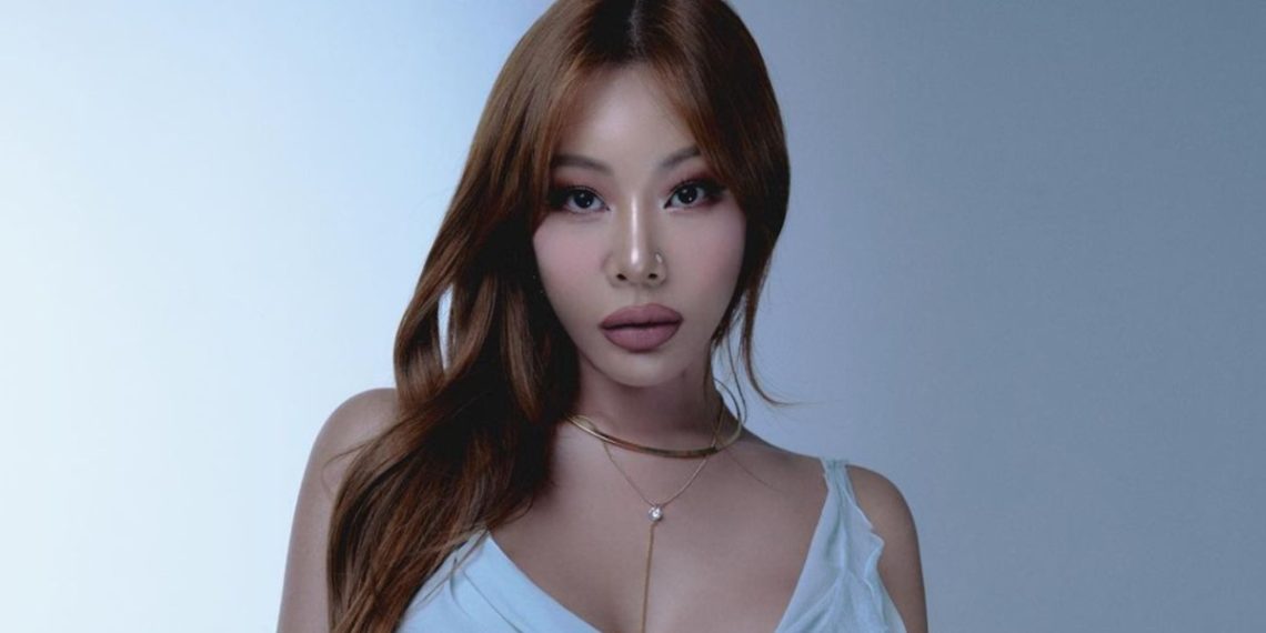 SBS's unexpected announcement of Sunmi replacing Jessi as the "Showterview" MC has sparked outrage among fans.