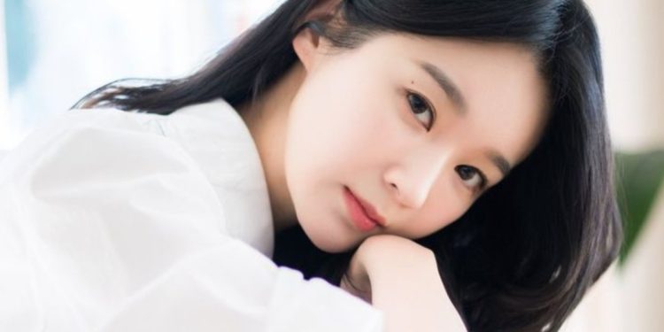 Kang Min-kyung addresses a netizen's inappropriate "smoking joke" during a live broadcast.