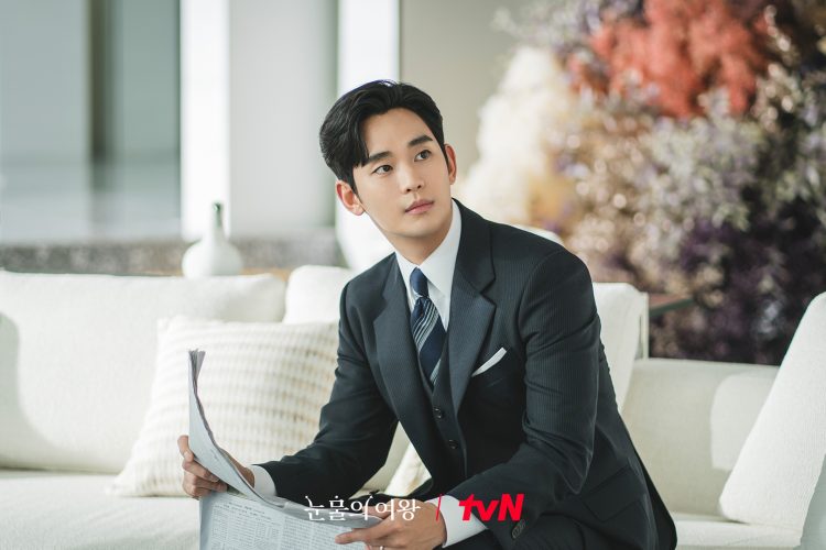 Kim Soo Hyun shares behind the scenes photos from his recent show with fans