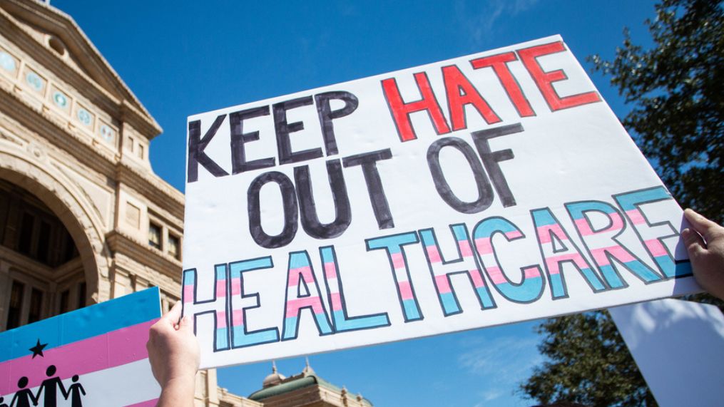 Legal battle underscores ongoing debate over transgender rights in healthcare (Credits: Otakukart)