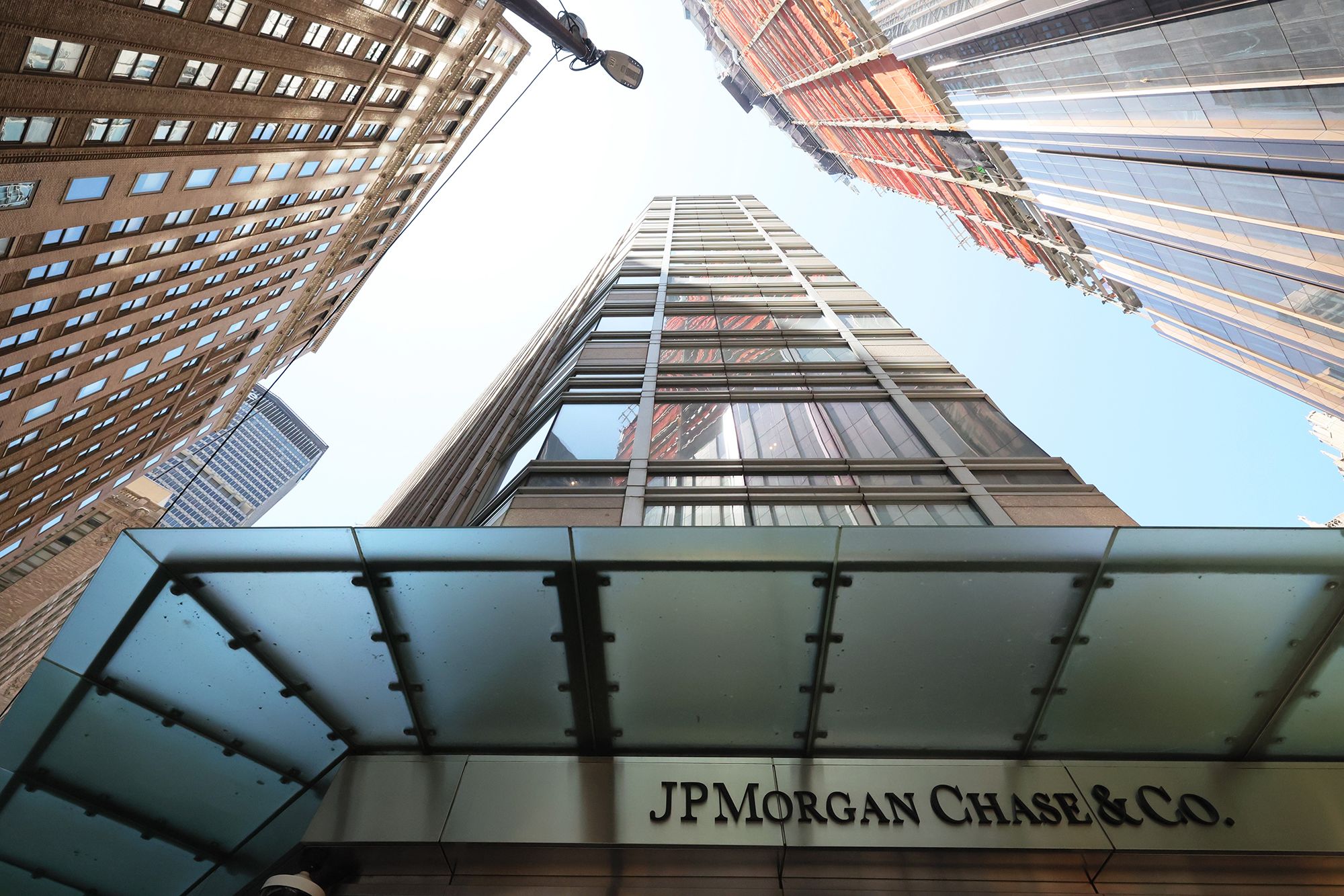 Legal tensions escalate as JPMorgan counters VTB Bank's lawsuit (Credits: CNN)